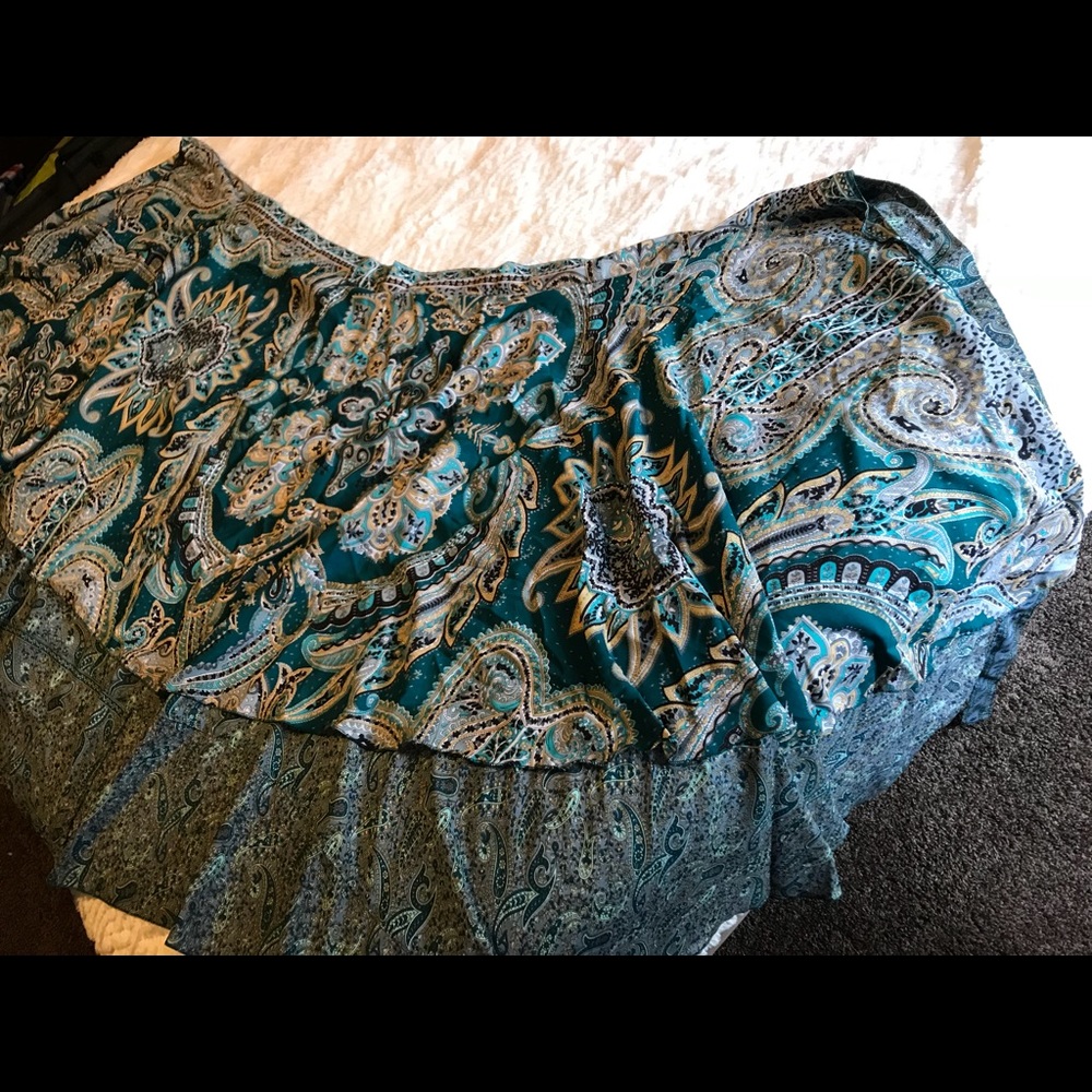 Gorgeous skirt. Can be worn 100 ways!!